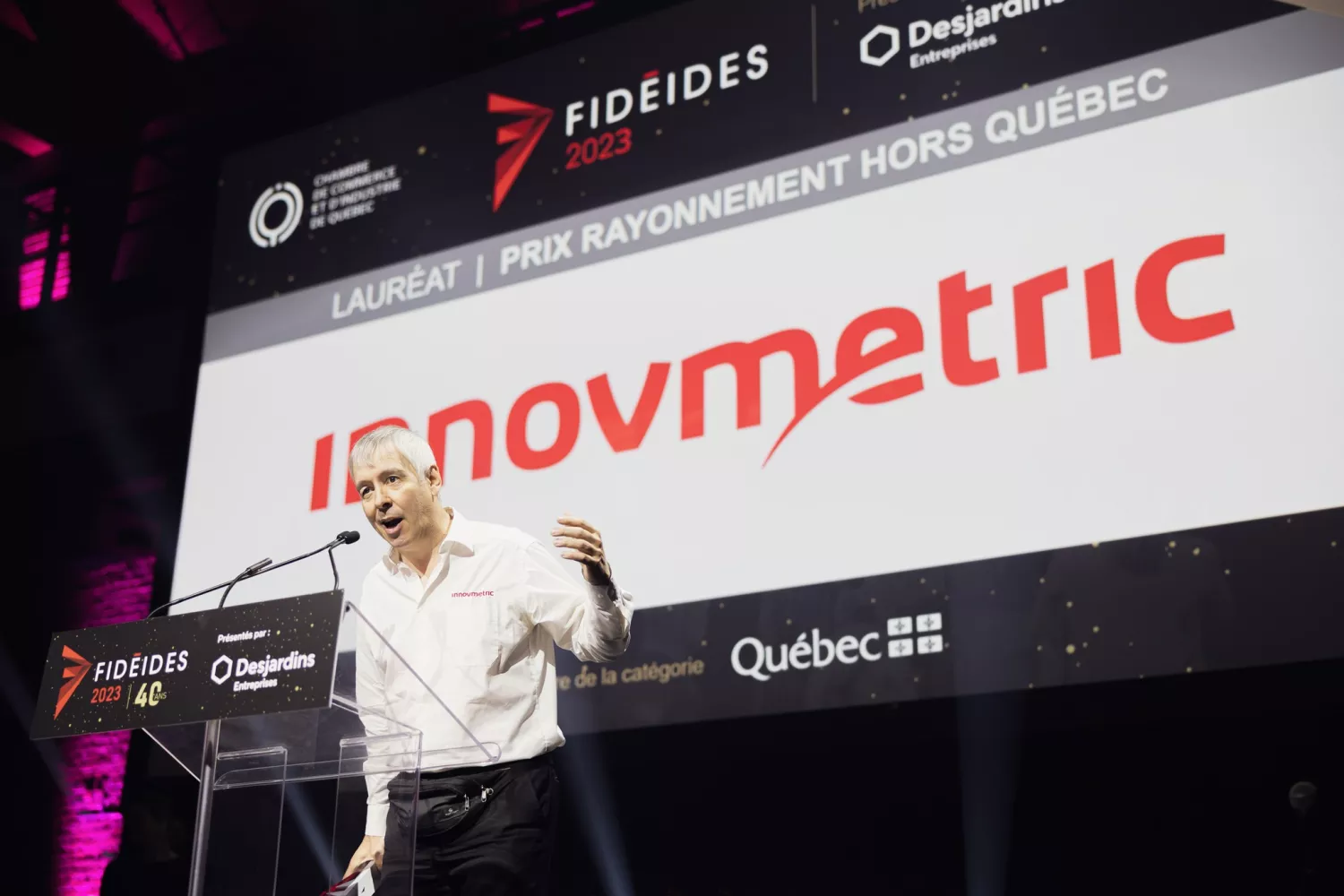 Marc Soucy, presidente e cofundador da InnovMetric, recebendo um prêmio da Câmara de comércio e indústria de Quebec.