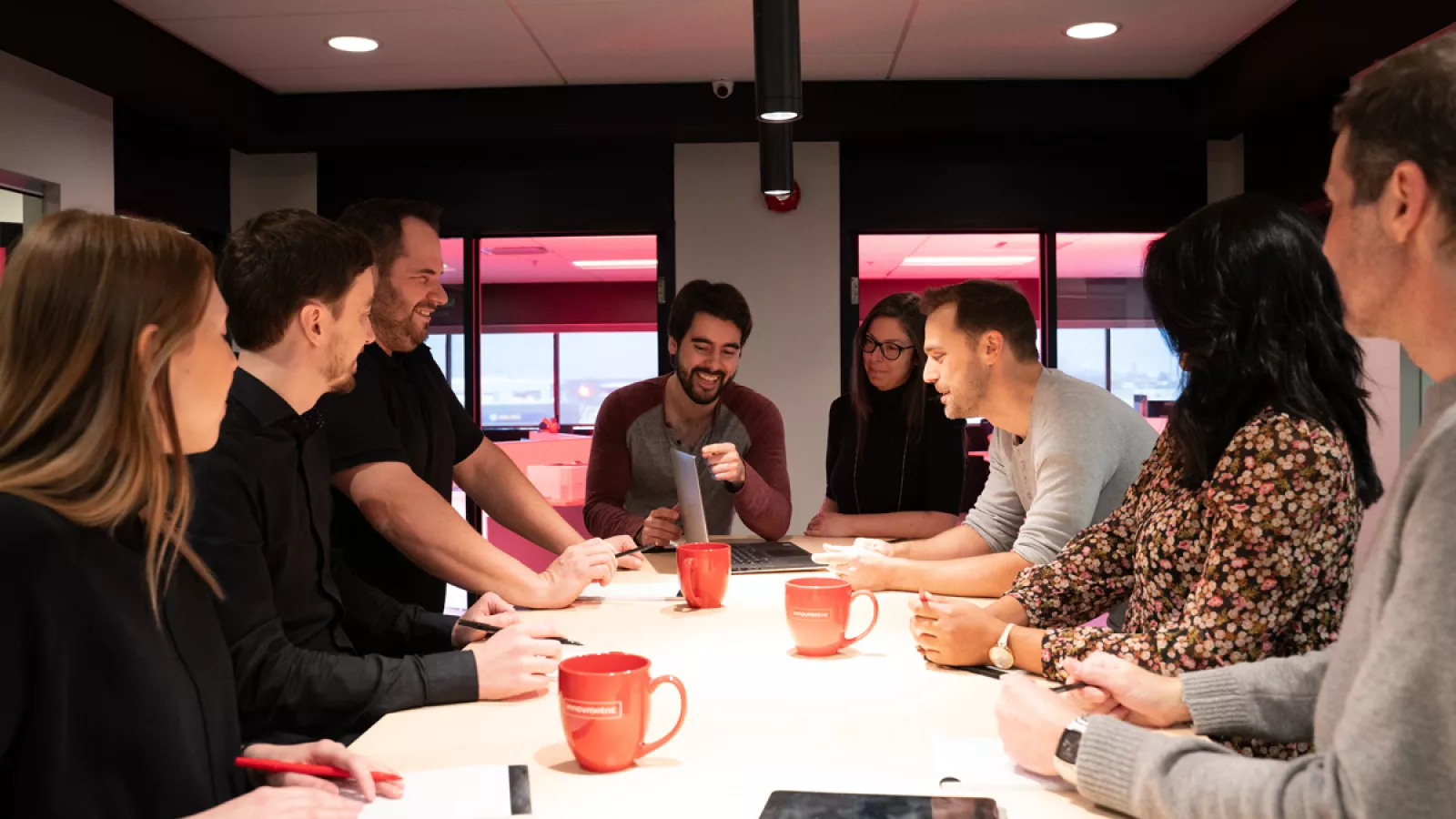 Funcionários da InnovMetric discutindo na sede na Cidade de Quebec, Canadá.