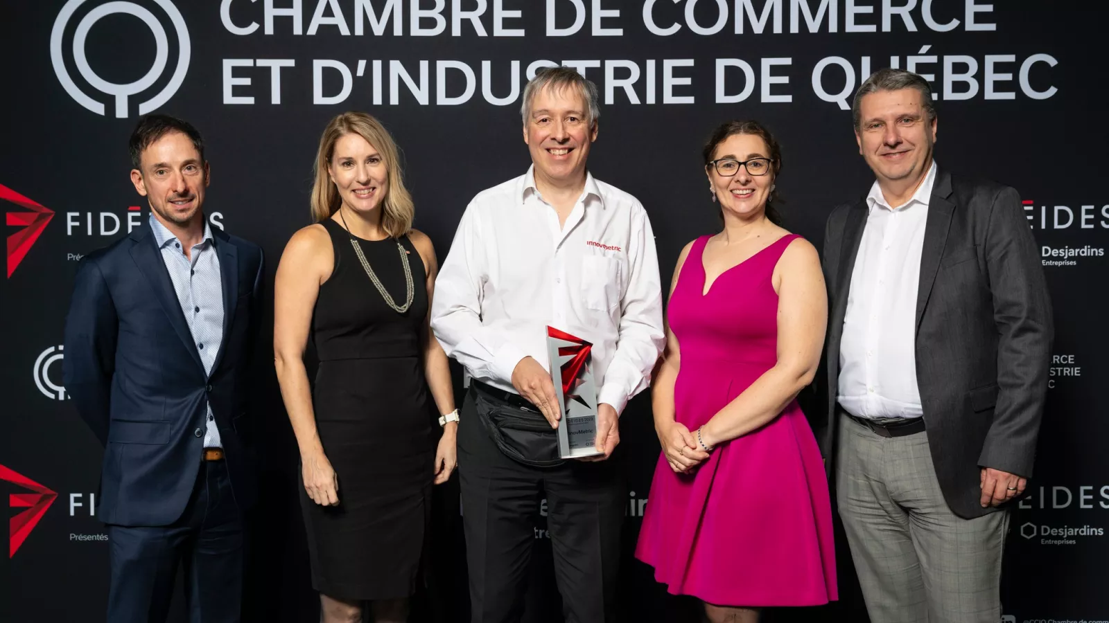 A delegação da InnovMetric no palco recebendo com orgulho o prêmio “Prix rayonnement hors Québec”!